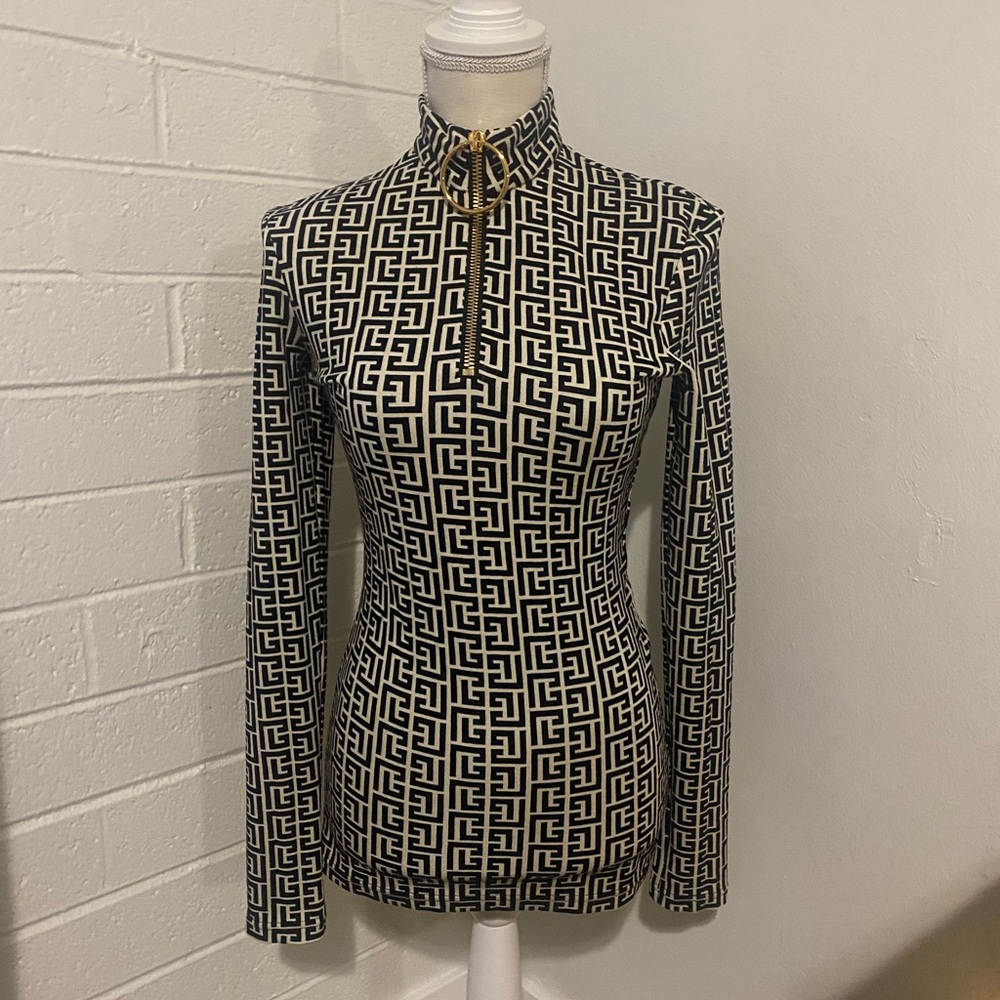 Balmain sweat shirt femme Black and white great condition.